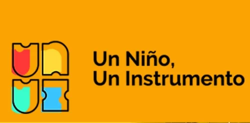 un niño un instrumento