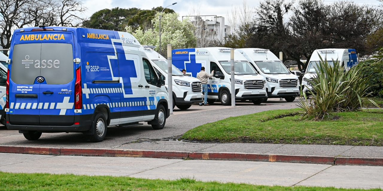 SAME 105 recibió 8 ambulancias especializadas y ASSE lleva entregadas 202 unidades en este período