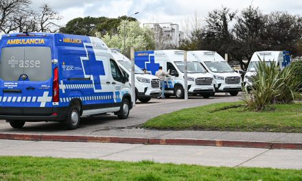 SAME 105 recibió 8 ambulancias especializadas y ASSE lleva entregadas 202 unidades en este período