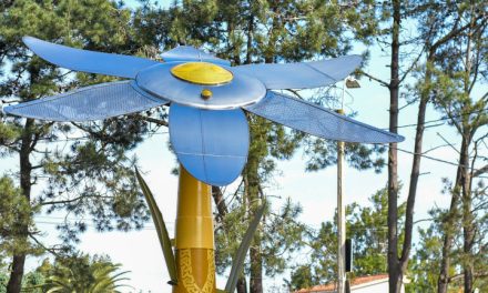 Inauguración en Costa Azul de la escultura “Una flor por la esperanza”