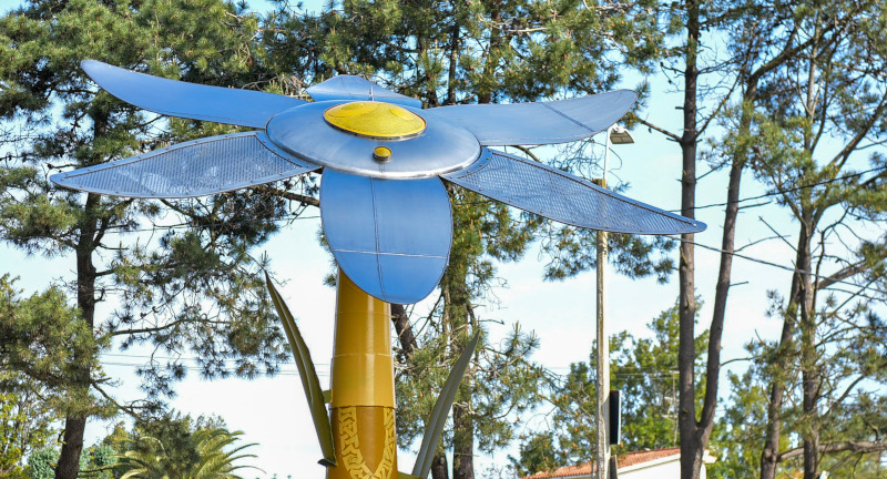 Inauguración en Costa Azul de la escultura “Una flor por la esperanza”